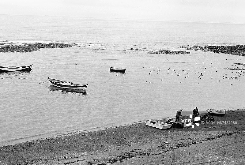 渔民在岸边捕鱼图片素材