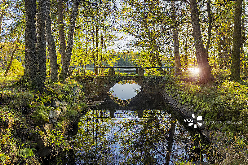 桥，古老的石桥在秋天图片素材