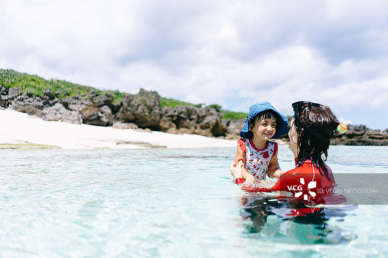 母亲和孩子在清澈的热带水域，爱美群岛，日本图片素材