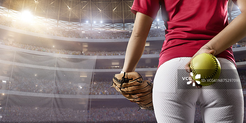 垒球职业场上的女运动员图片素材