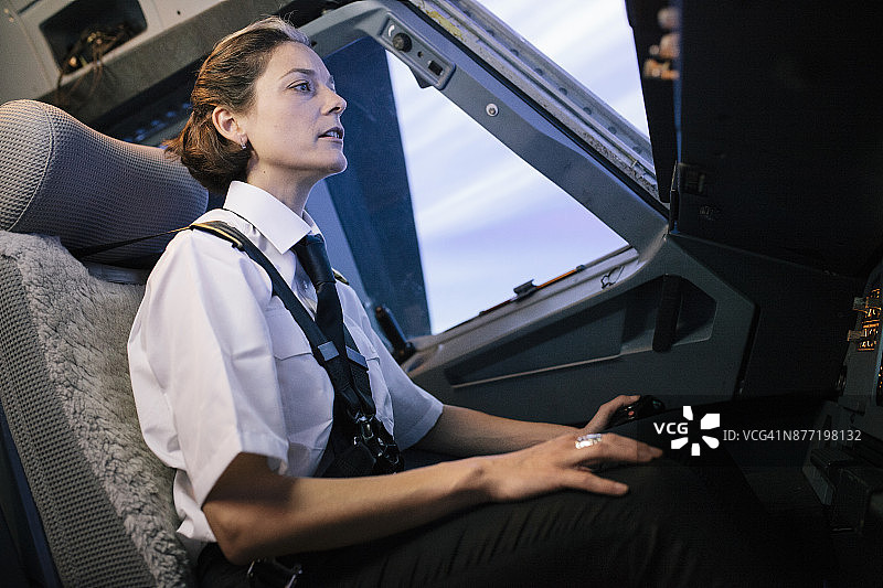 飞行教官坐在模拟器的驾驶舱里图片素材