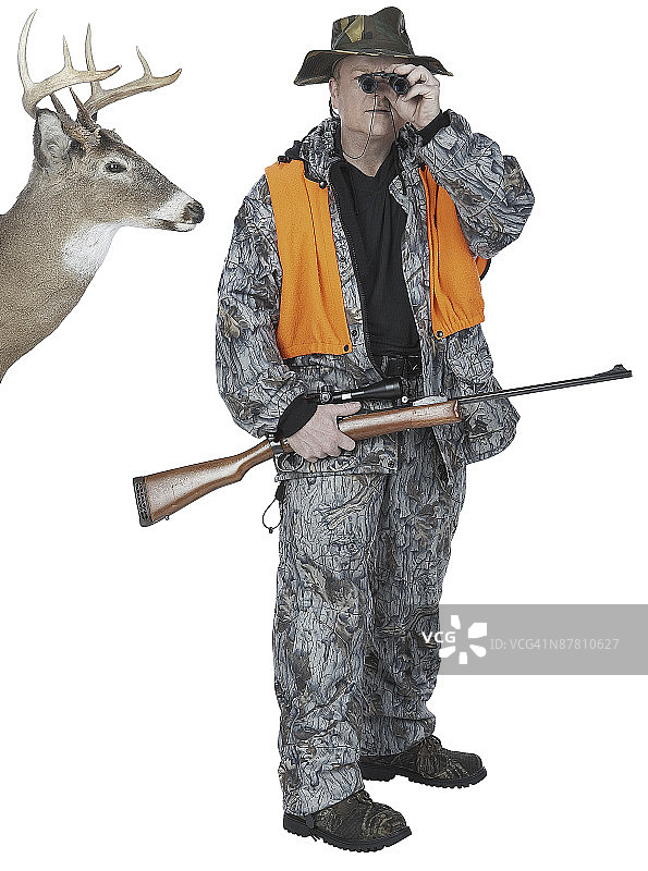 白色背景下手持步枪的男子肖像图片素材