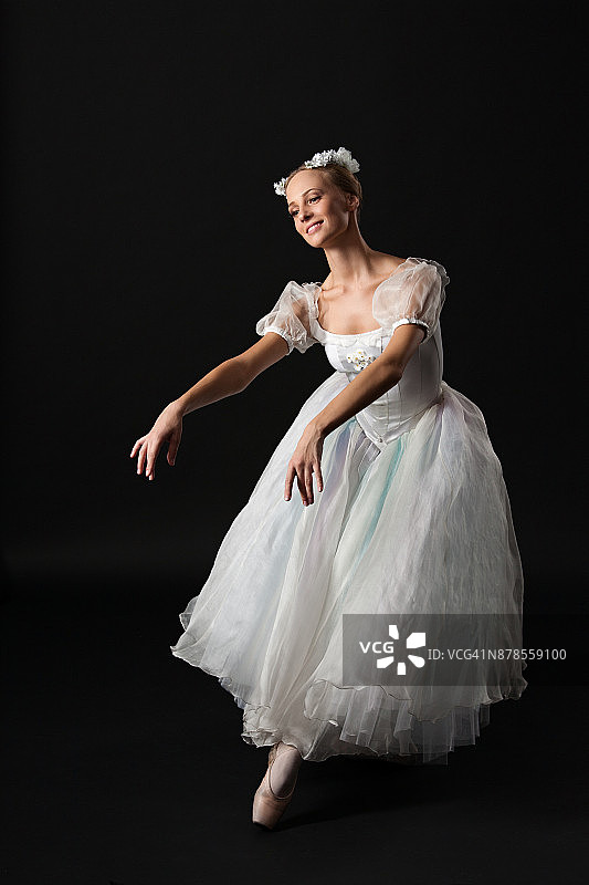 黑色背景下的芭蕾舞女演员图片素材