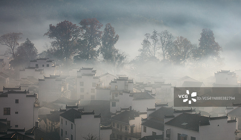 中国安徽省婺源市石城村，晨雾笼罩图片素材
