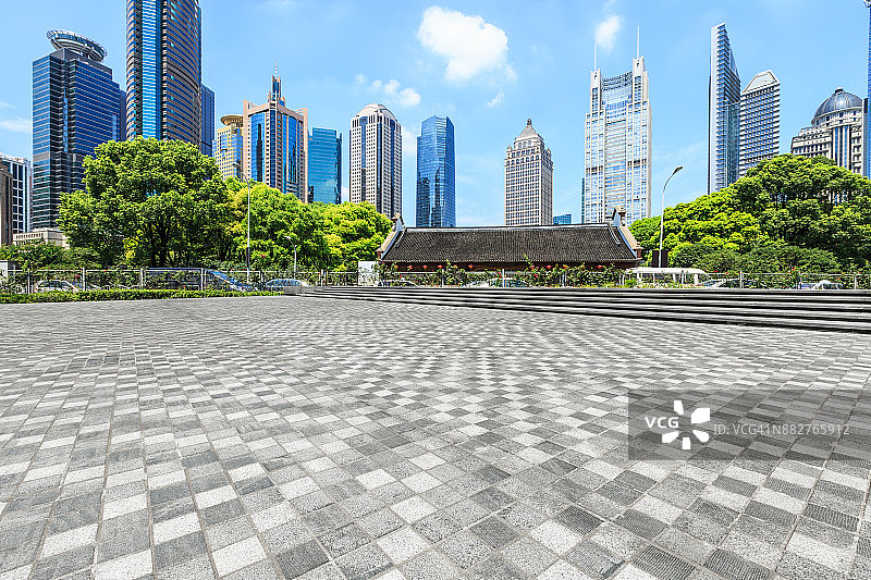 空旷的城市广场道路和现代商业建筑的上海风景图片素材