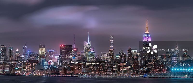 纽约，曼哈顿，晚上的天际线，美国图片素材