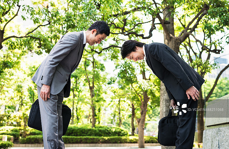 鞠躬——两个日本商人在东京互相问候图片素材