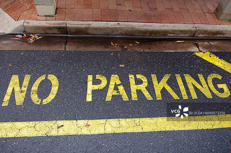 道路上的“禁止停车”标志图片素材