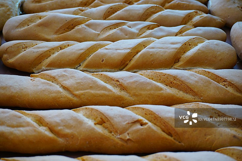 手工烘焙:新鲜混合面包，面包卷和酸面包图片素材