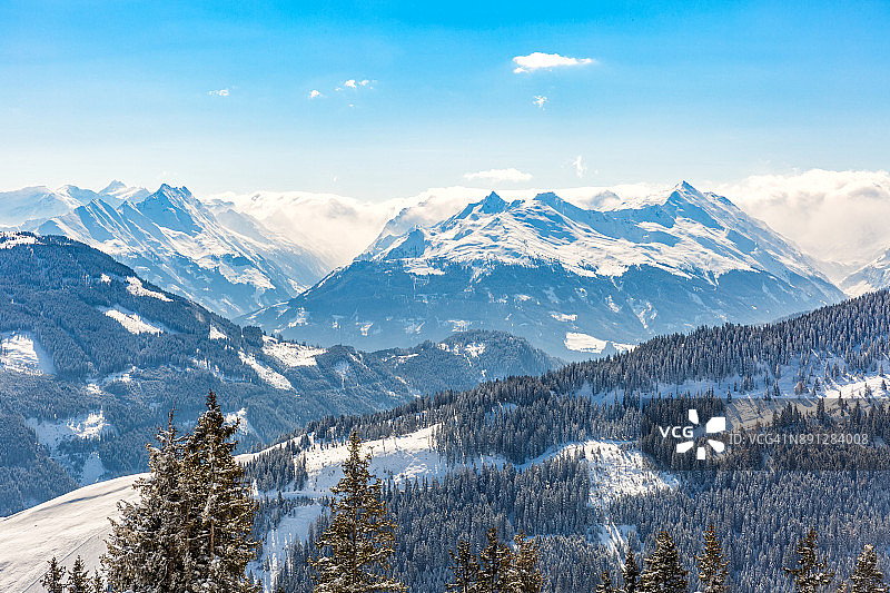阿尔卑斯山的冬季景观图片素材