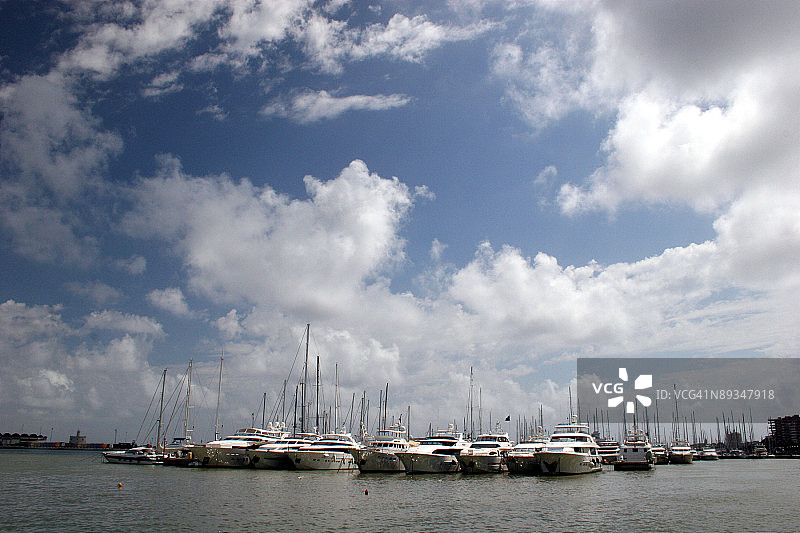 西班牙马略卡岛帕尔马港的船只图片素材