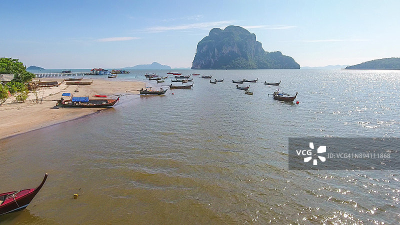 鸟瞰图与长尾船热带海在泰国南部图片素材