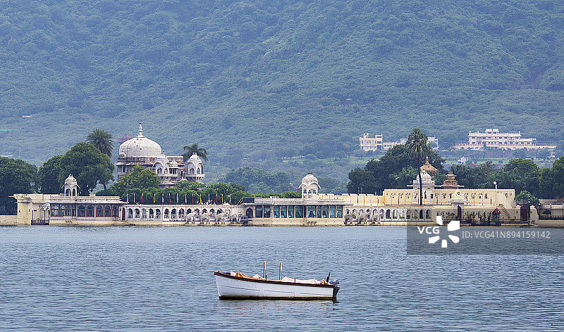 Jag Mandir(湖花园宫殿)是印度拉贾斯坦邦乌代普尔市Pichola湖上的一座岛屿宫殿。图片素材