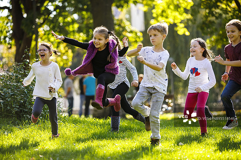 快乐的孩子们在外面奔跑图片素材