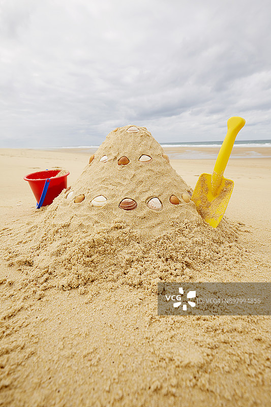欧洲法国海滩上的沙堡，用砂桶和铲子图片素材