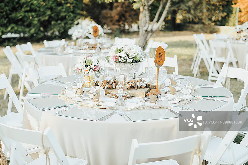 宴会或婚宴的餐桌布置图片素材
