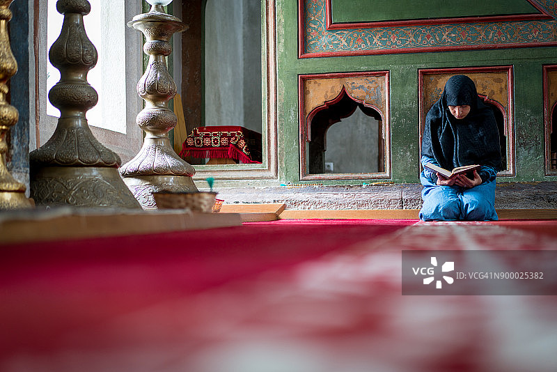 穆斯林妇女祈祷图片素材