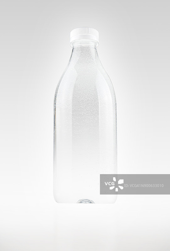 背光塑料水瓶。孤立在白色的。图片素材