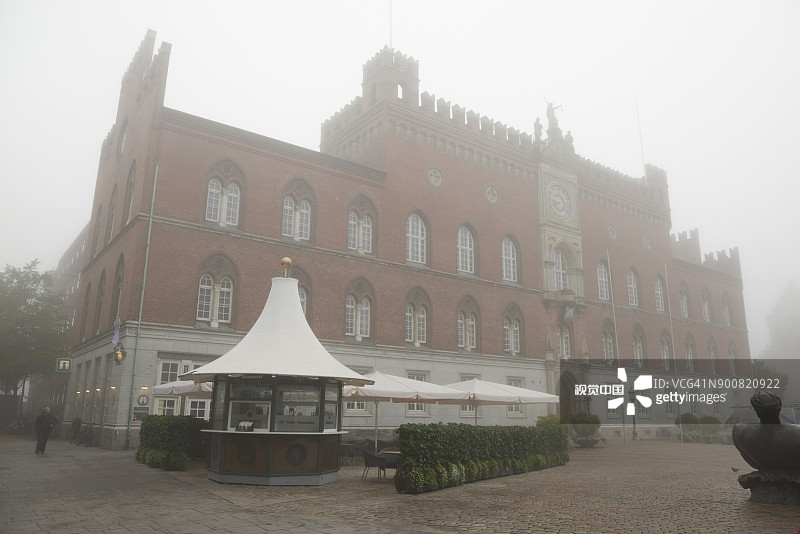 市政厅在欧登塞-镇广场图片素材