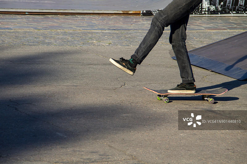 在滑板公园玩滑板的人的腿图片素材