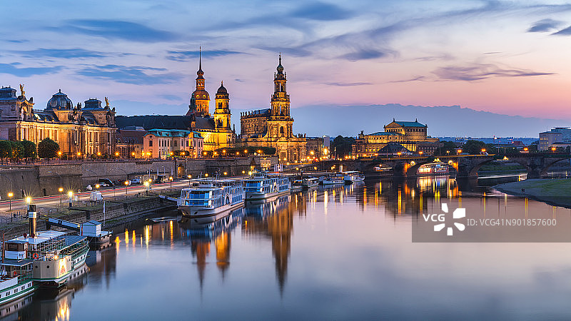 风景优美的夏季老城建筑与易北河堤岸在德累斯顿，萨克森，德国图片素材
