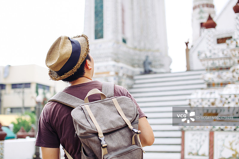 年轻的亚洲旅行背包客在Wat Pho与印度启发寺庙在曼谷，泰国图片素材