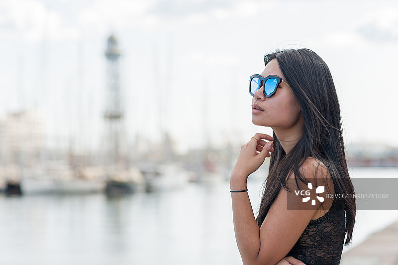 时尚的年轻女子放松在地中海的海岸线在莫尔德拉富斯塔图片素材