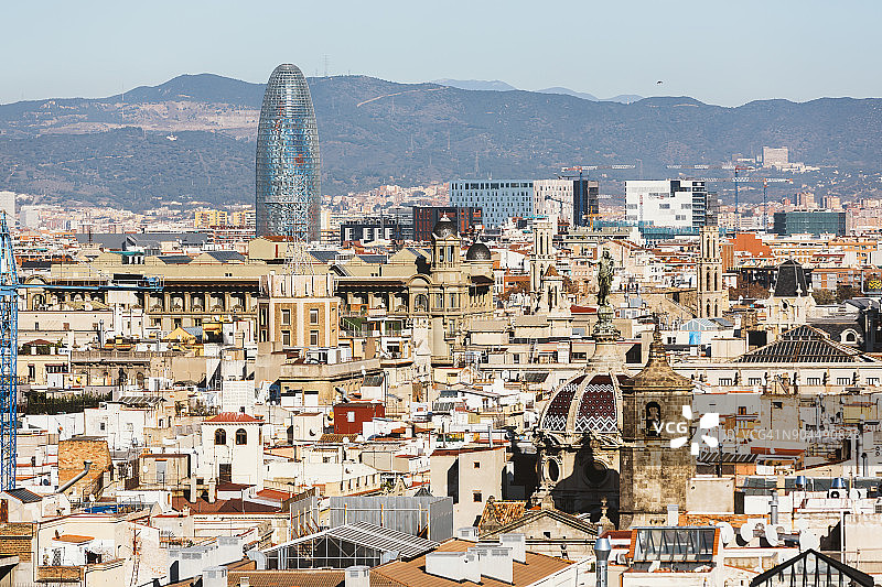 在一个阳光明媚的日子里，巴塞罗那的天际线上有Torre Agbar和Gothic Quarte图片素材