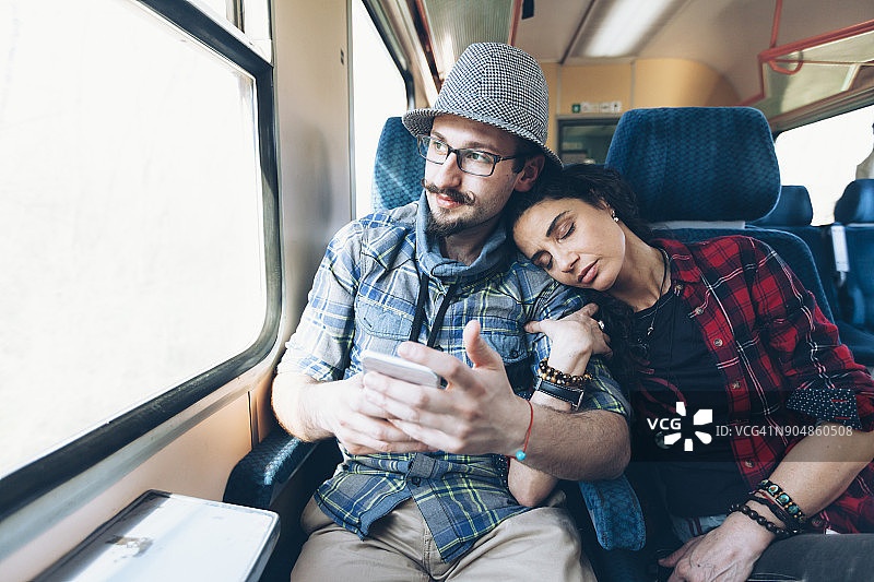 夫妇乘火车旅行图片素材