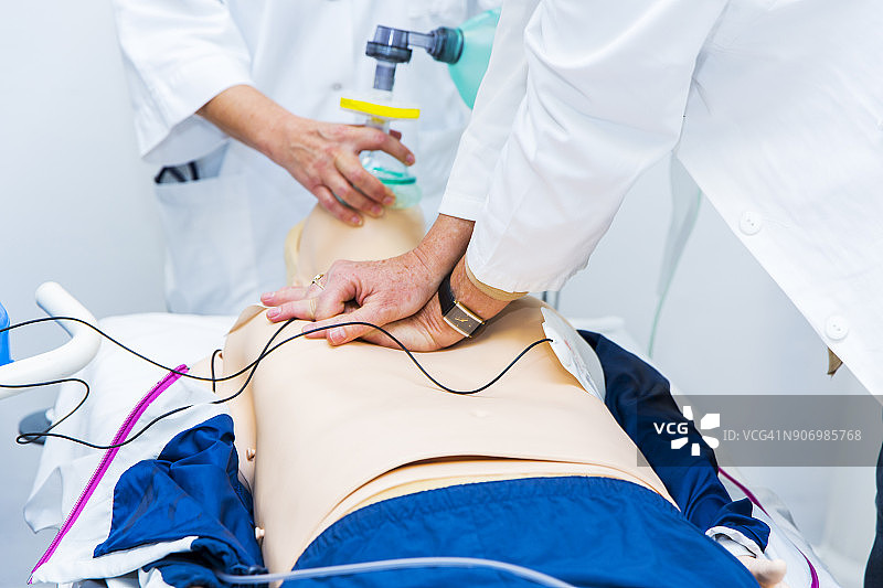 心肺复苏术假人的心肺复苏术训练、机械通气和心脏按摩图片素材