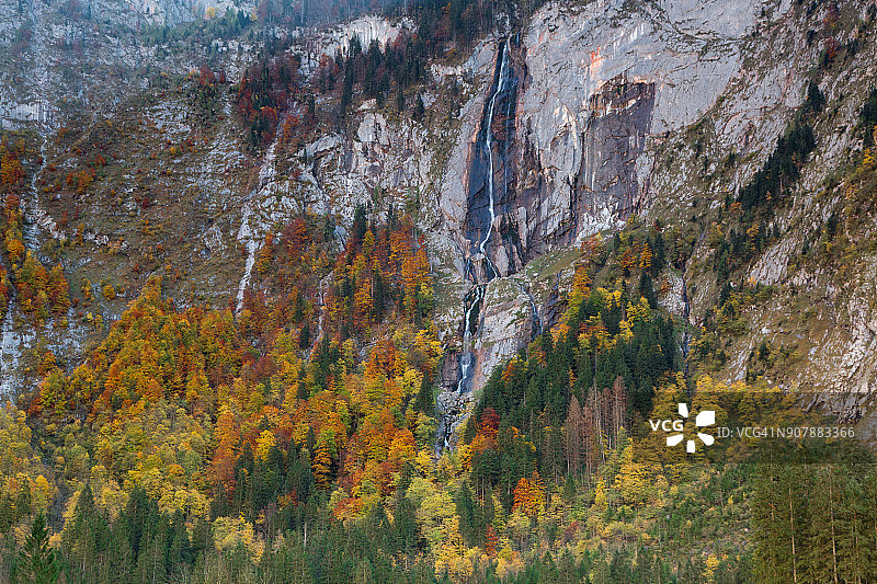 田园诗般的宁静的罗斯巴赫瀑布，秋天的彩色森林，巴伐利亚阿尔卑斯山的秋天风景图片素材