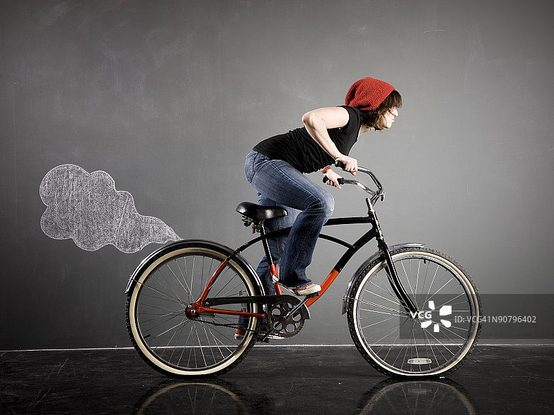 骑自行车的女人图片素材