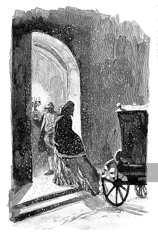 女人在冬天，在下雪的时候，走进一间屋子，由一个仆人照亮图片素材