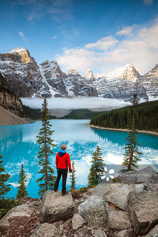 秋天，加拿大班夫的冰碛湖上图片素材