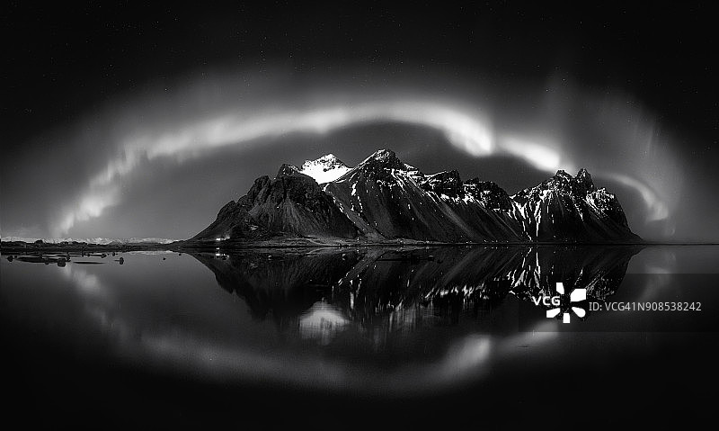 冰岛斯托克斯的黑色和白色北极光。图片素材