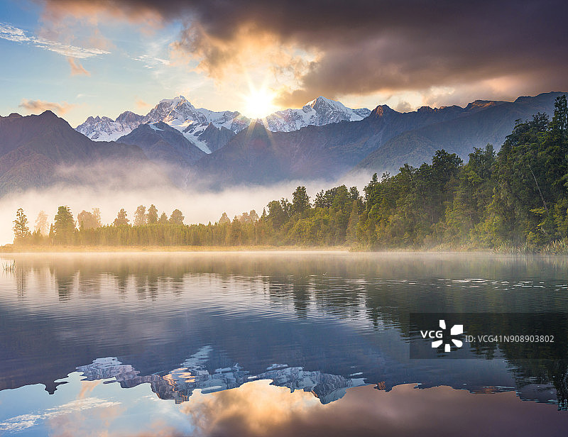 风景秀丽的马西森湖福克斯冰川镇南阿尔卑斯山山谷新西兰图片素材