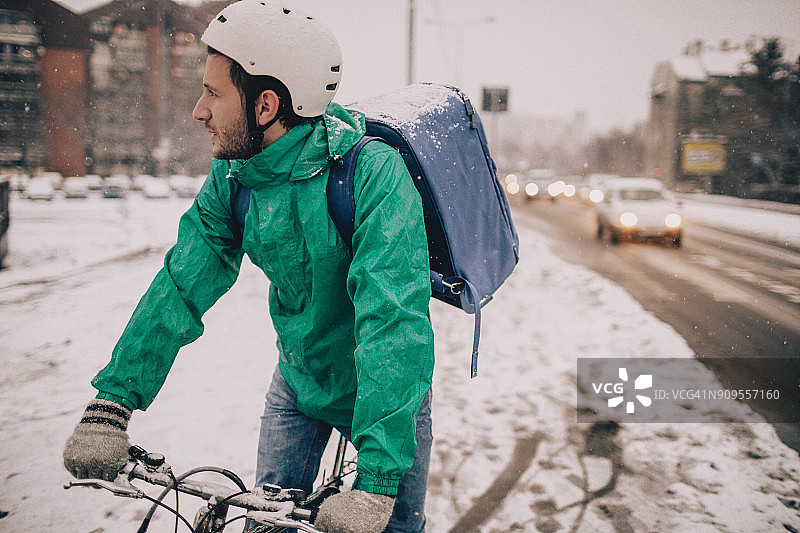 在下雪天骑自行车的快递员图片素材