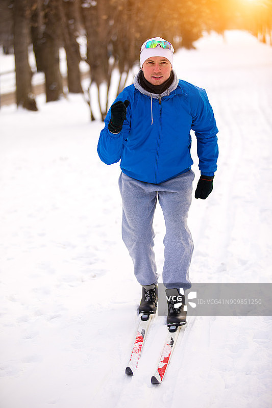男人骑越野滑雪图片素材