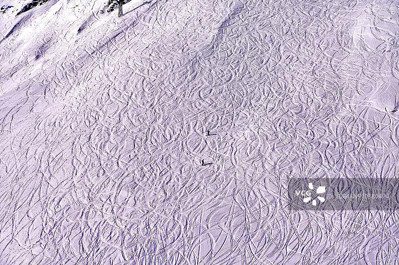勃朗峰，滑雪者在冰川上的斜坡上。图片素材