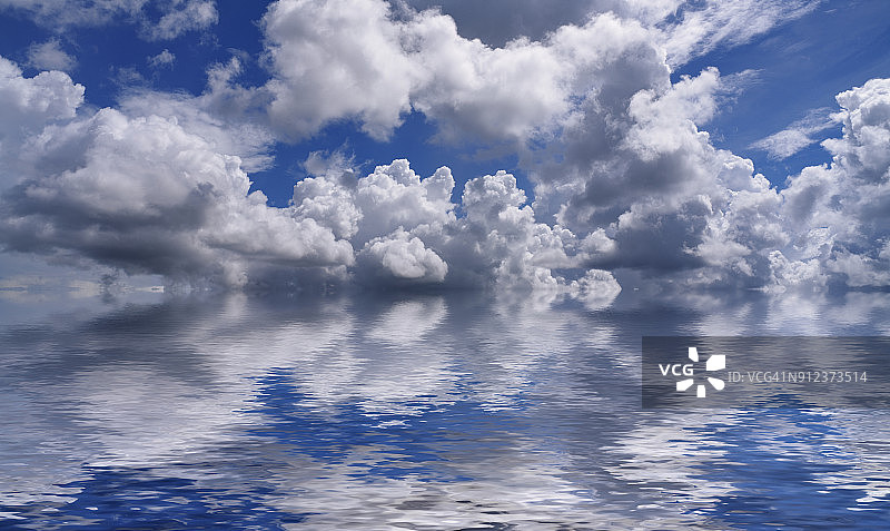 壮观的白色积云在深蓝色的天空中反射在平静的湖水的全景。图片素材