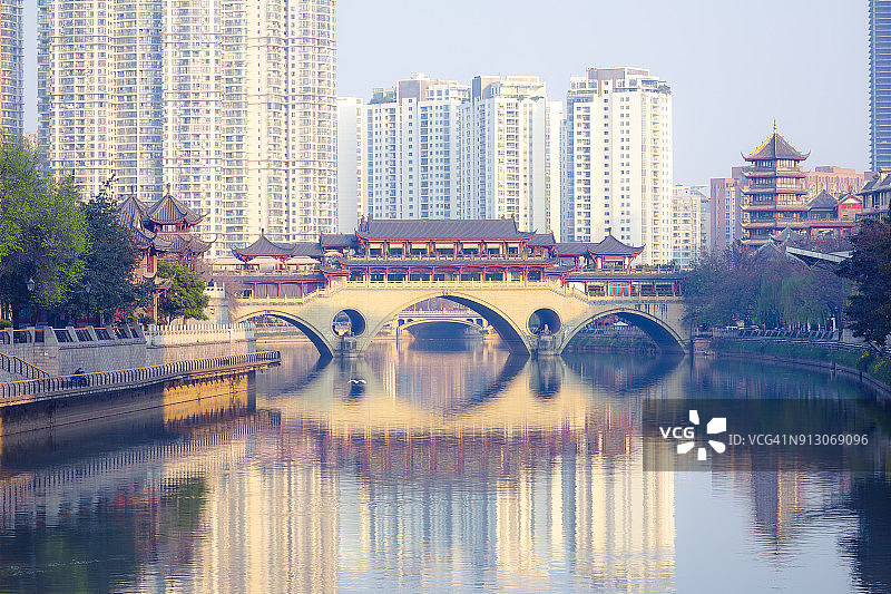 美丽的安顺桥，在晴朗的白天，中国四川图片素材