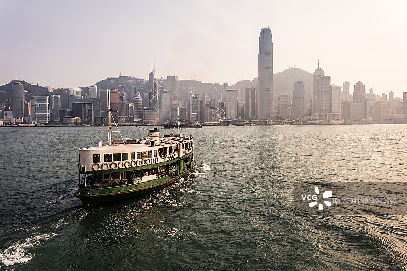 天星小轮离开九龙尖沙咀码头，在日落时抵达香港岛中环码头图片素材