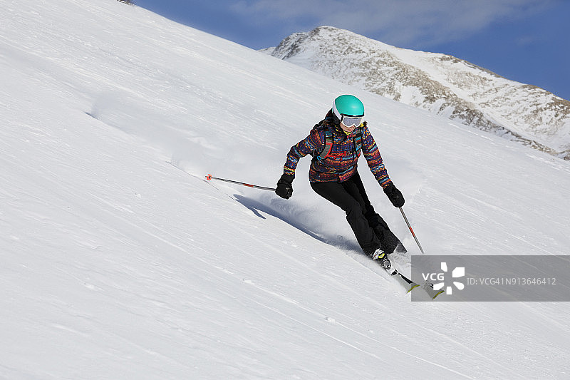 女子滑雪滑雪在阳光明媚的滑雪胜地业余冬季运动图片素材
