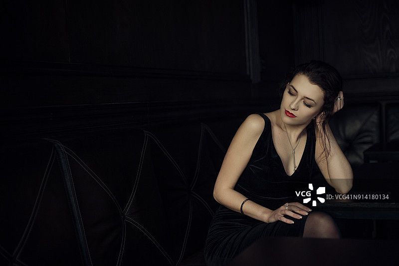 年轻女子在一家豪华餐厅休息图片素材
