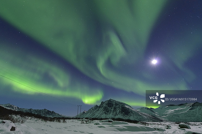 北极光挪威北部夜空中的北极光图片素材