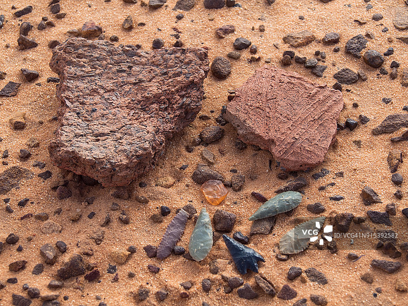 在撒哈拉沙漠发现的古代石箭和陶器碎片。毛里塔尼亚的阿德拉尔地区图片素材