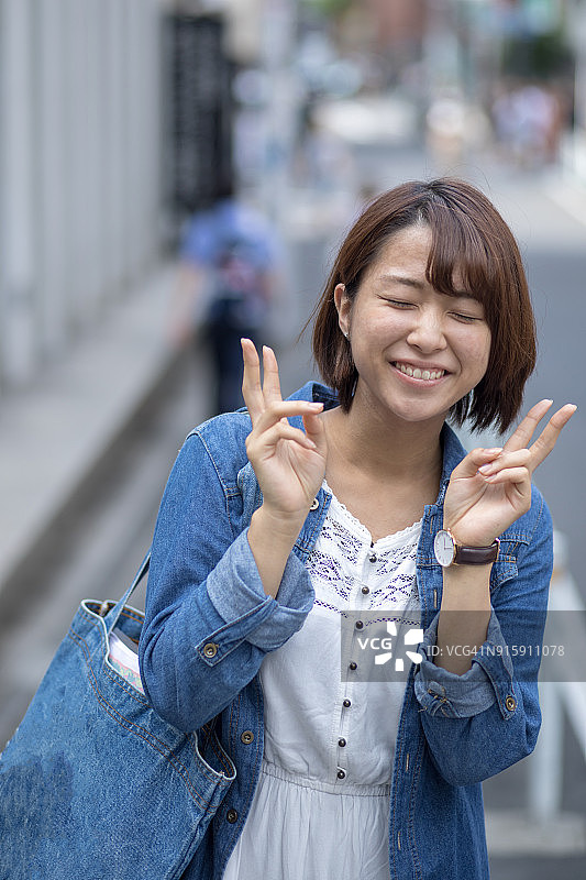 一名年轻女子在城市街道上打出和平标语图片素材