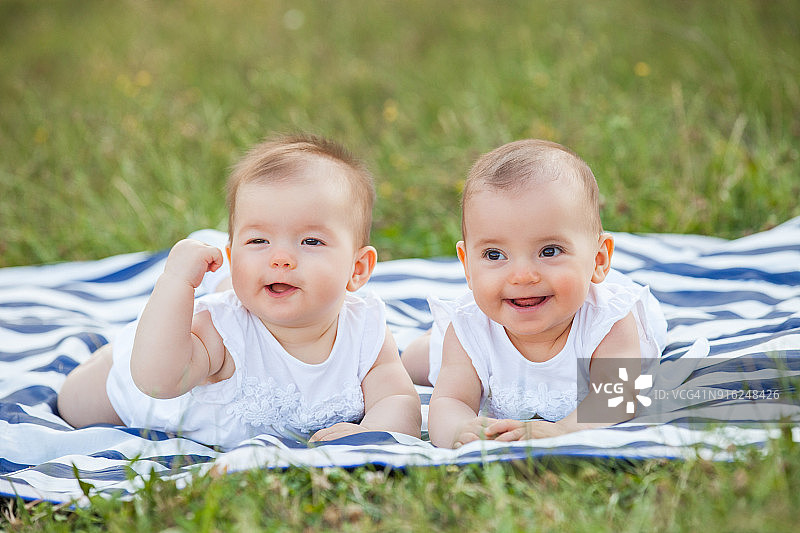 外面毯子上的双胞胎女孩图片素材