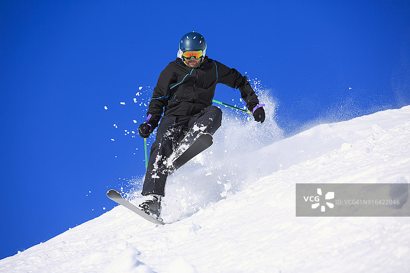 滑雪事故摔倒的男子滑雪者在粉雪中滑雪。在意大利的滑雪胜地Dolomites滑雪。图片素材