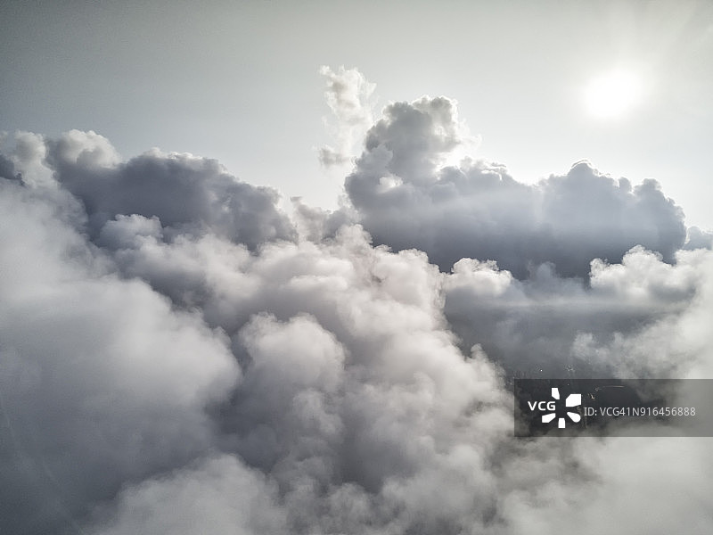 低云覆盖的上海陆家嘴金融区鸟瞰图图片素材